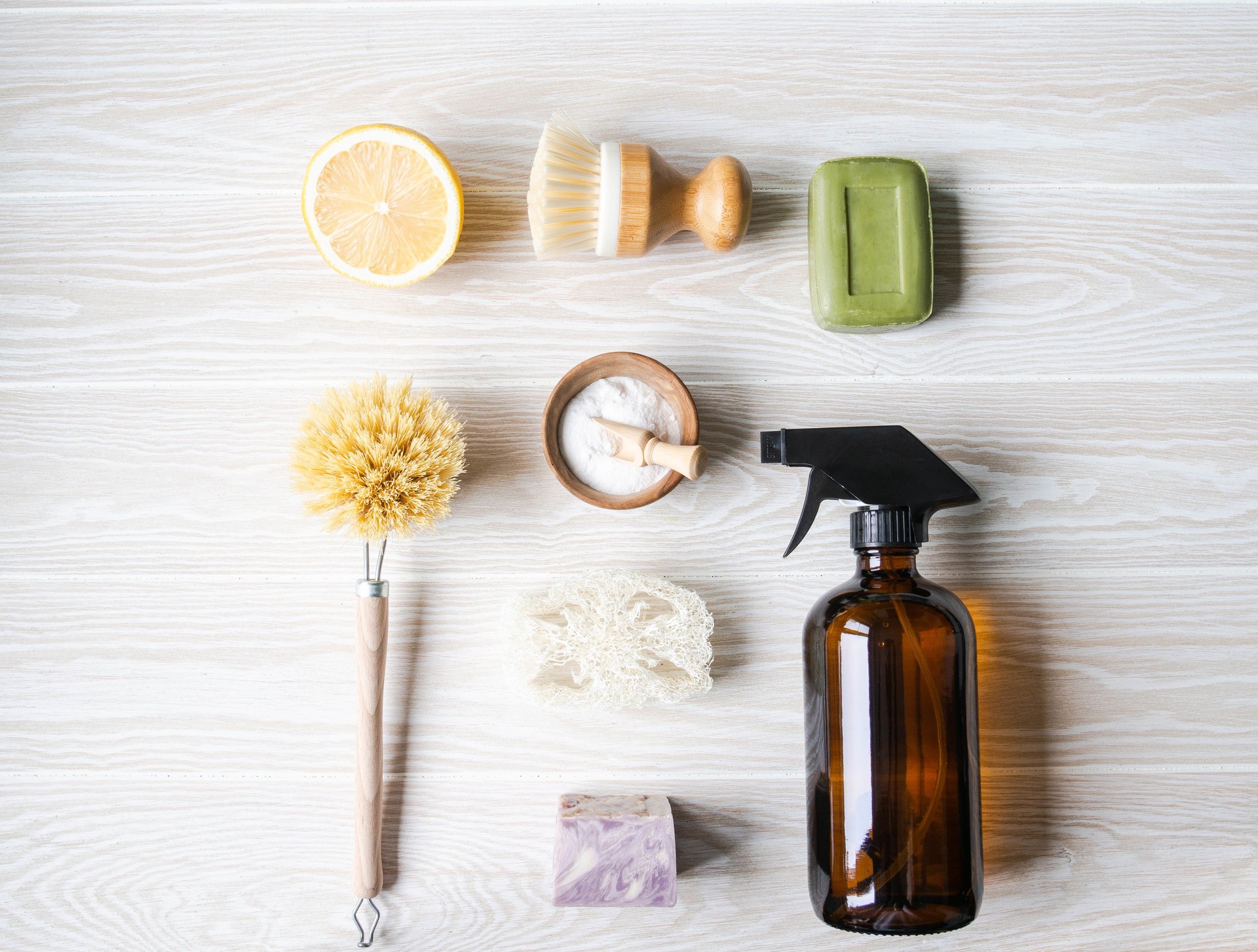 Plano poner cero residuos concepto de limpieza del hogar. Varios artículos e ingredientes para la limpieza ecológica del hogar. Copiar espacio. Vista superior